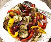 Grillgemüse auf weißem Teller