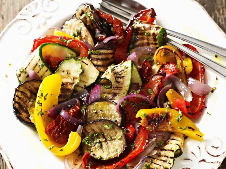 Grillgemüse auf weißem Teller