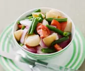Bunter Gemüsesalat mit Kartoffeln