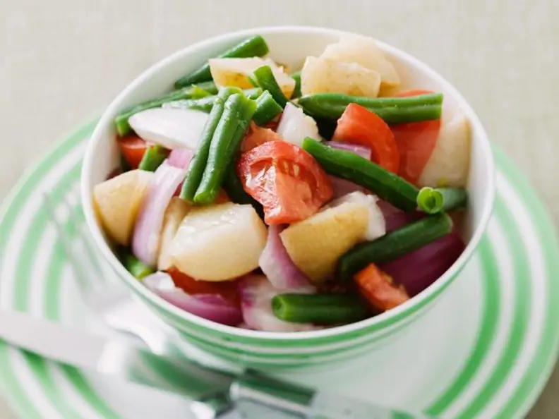 Bunter Gemüsesalat mit Kartoffeln