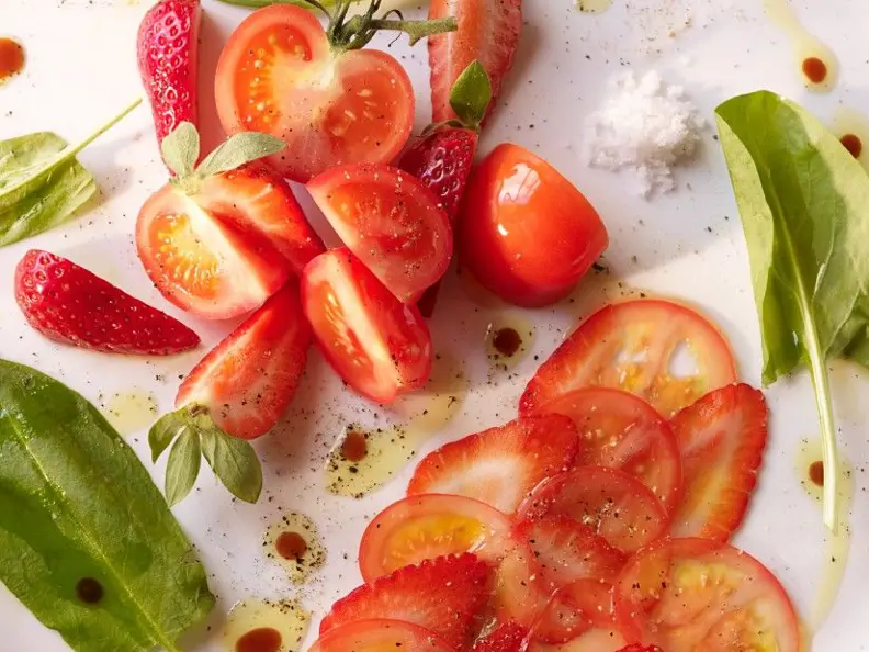 Tomaten-Erdbeersalat