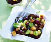 Brotsalat mit Früchten