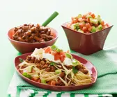 Nudeln mit Hackfleischsauce und Salsa