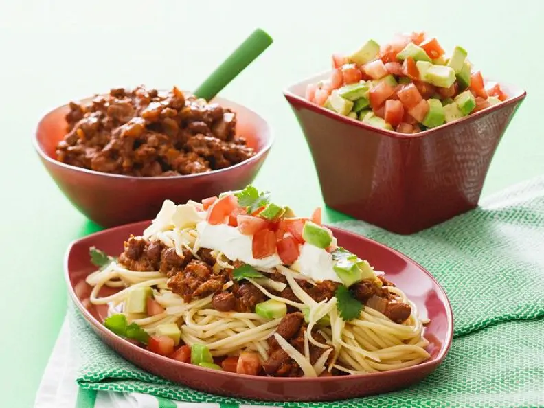 Nudeln mit Hackfleischsauce und Salsa