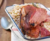 Schinken vom Grill mit Bohnen