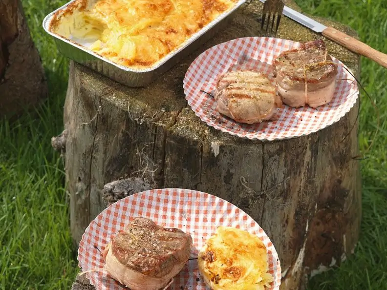 Zweierlei Fleisch vom Grill mit Kartoffelgratin