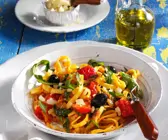 Nudeln mit Tomaten und Rucola