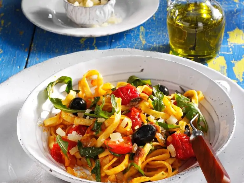Nudeln mit Tomaten und Rucola