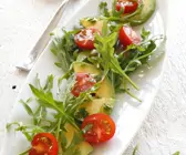 Rucola-Tomatensalat mit Avocado