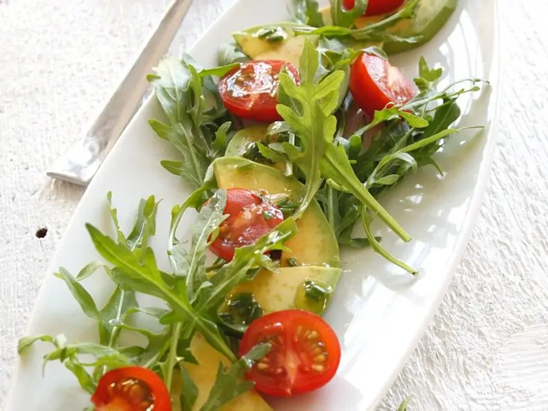 Rucola-Tomatensalat mit Avocado