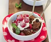 Schokoladenkuchen mit Früchten