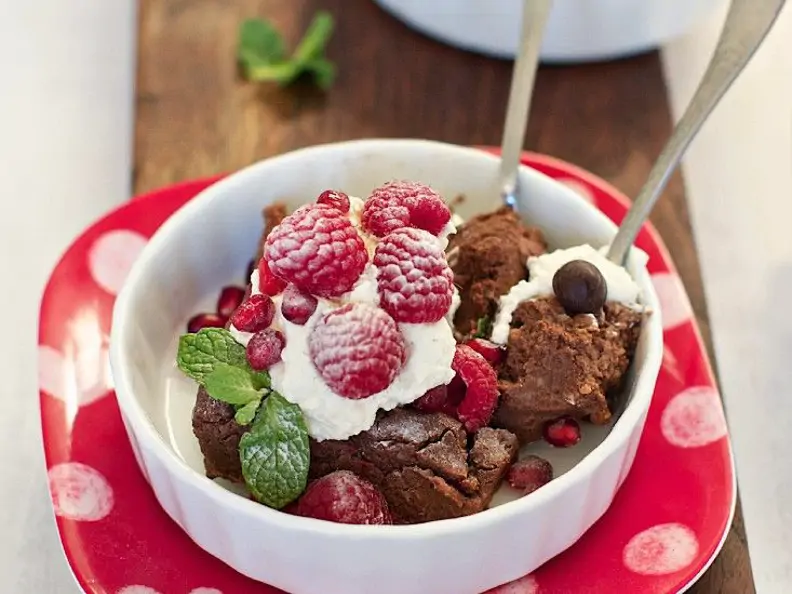 Schokoladenkuchen mit Früchten