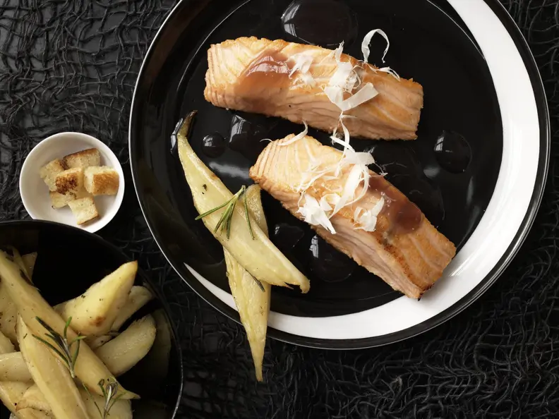 Gebratene gebeizte Lachsfilets