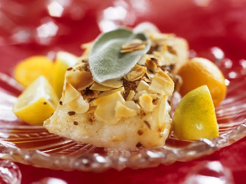 Mit Mandeln gratinierter Fisch