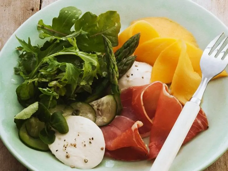 Salat mit Schinken und Mango