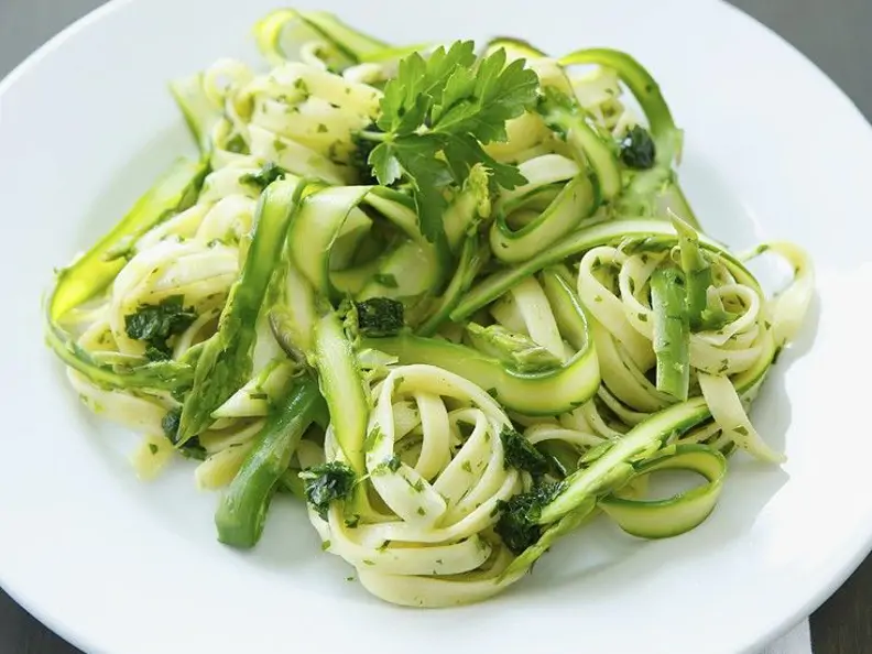 Nudeln mit grünem Spargel