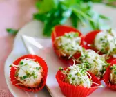 Frischkäsebällchen mit Rucola und Kresse