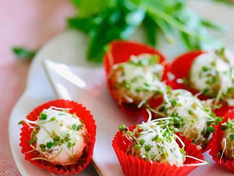 Frischkäsebällchen mit Rucola und Kresse