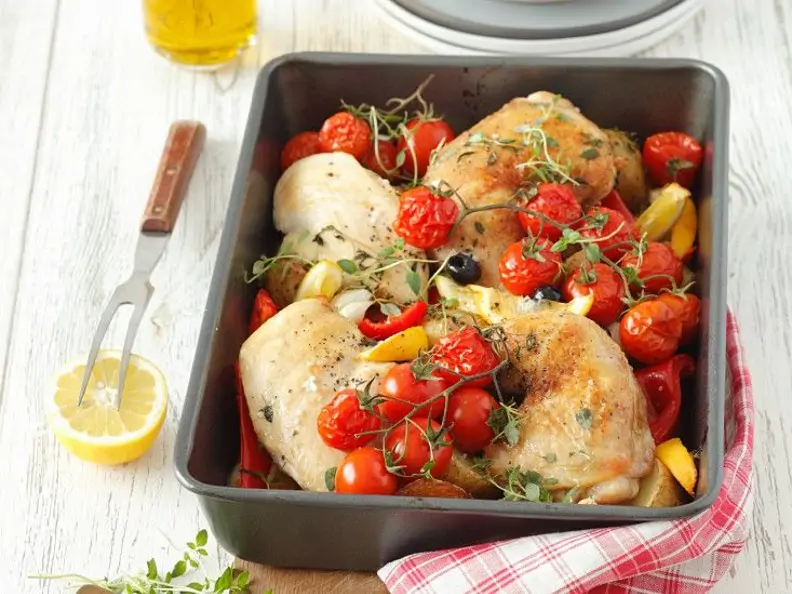 Hähnchenschenkel im Backofen mit Tomaten