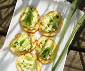 Avocado und Käse auf Röstbrot