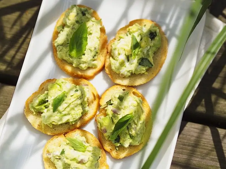 Avocado und Käse auf Röstbrot
