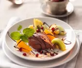 Mousse au Chocolat mit Früchten