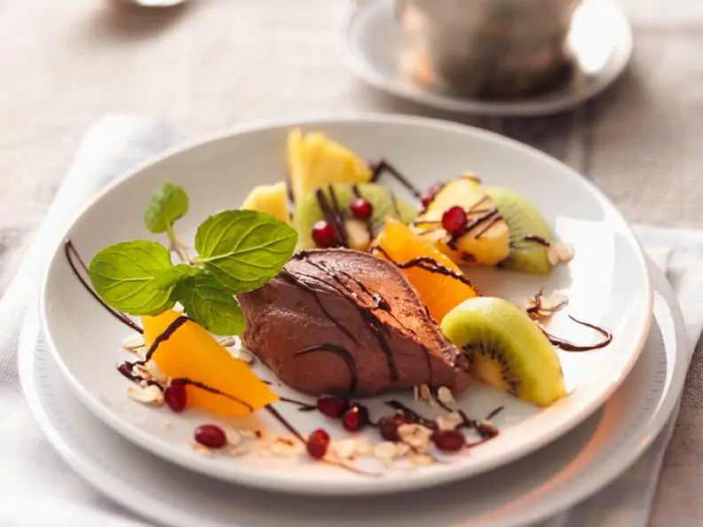 Mousse au Chocolat mit Früchten