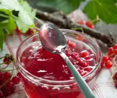 Rhabarbergelee mit Johannisbeeren