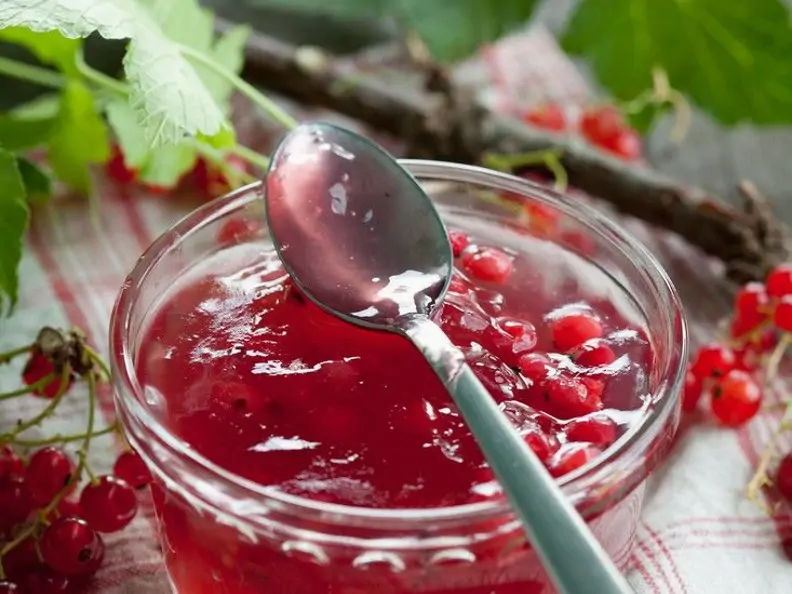 Rhabarbergelee mit Johannisbeeren