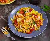 Hähnchen-Paella mit Garnelen und Chorizo