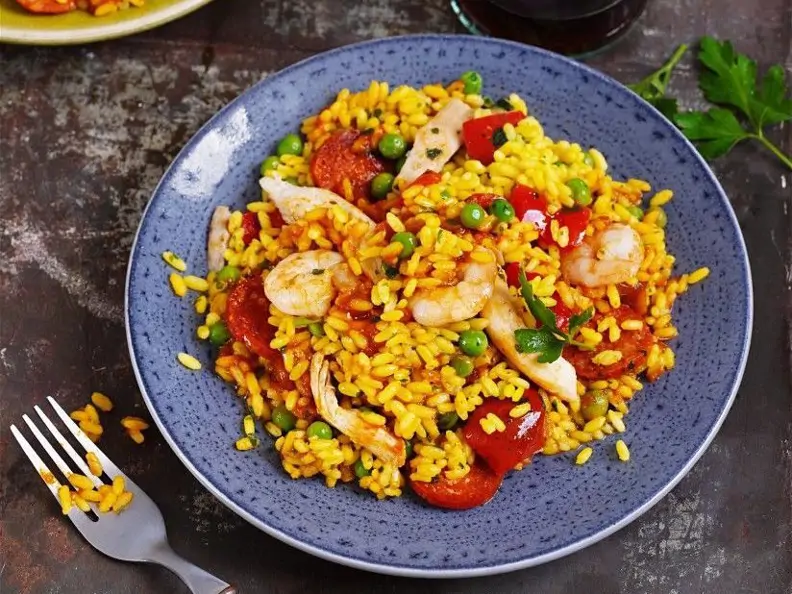 Hähnchen-Paella mit Garnelen und Chorizo