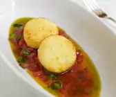 Reisküchlein mit Tomatensauce