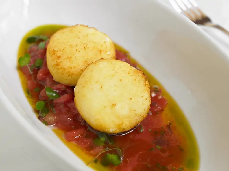 Reisküchlein mit Tomatensauce