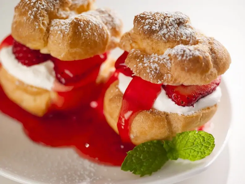 Profiteroles mit Schlagsahne