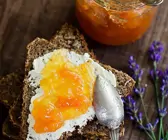Vollkornbrot mit Creme Cheese und Melonenkonfitüre