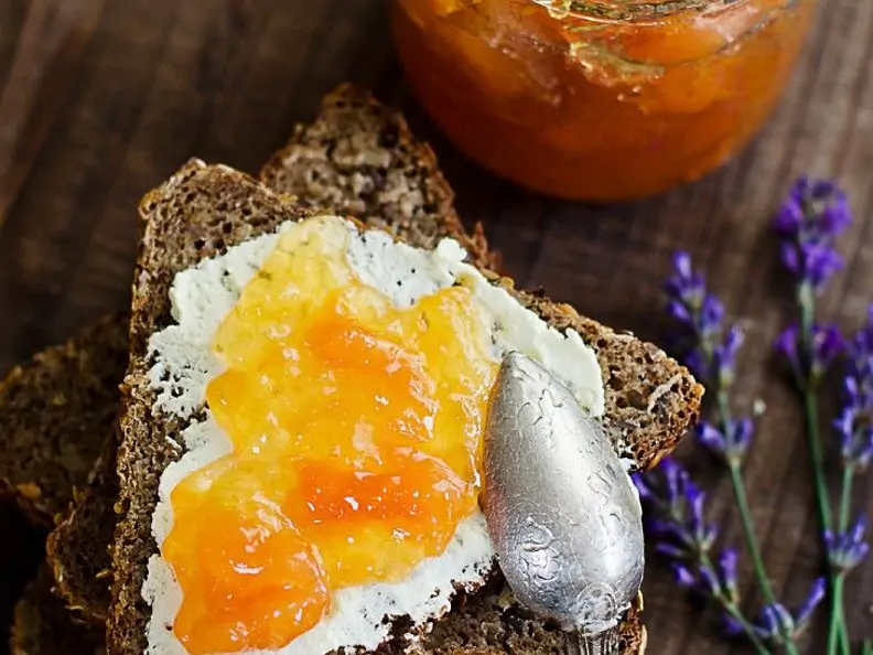 Vollkornbrot mit Creme Cheese und Melonenkonfitüre