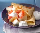 Pfannkuchen mit Obstsalat und Karamell