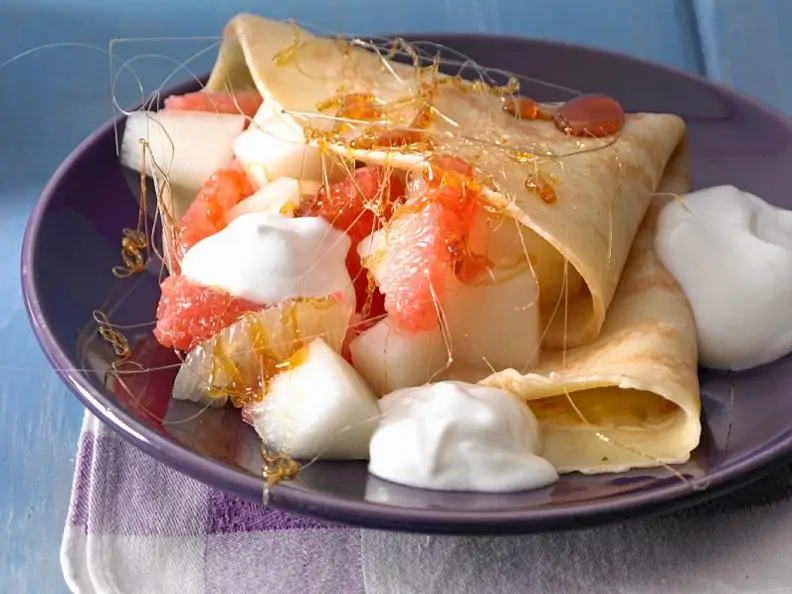 Pfannkuchen mit Obstsalat und Karamell
