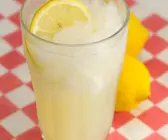 Eisgekühlte Limo mit Zitronenscheibe