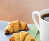 Nuss-Hörnchen mit Honig