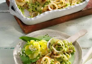 Käsespätzle mit Bärlauch und Zwiebeln