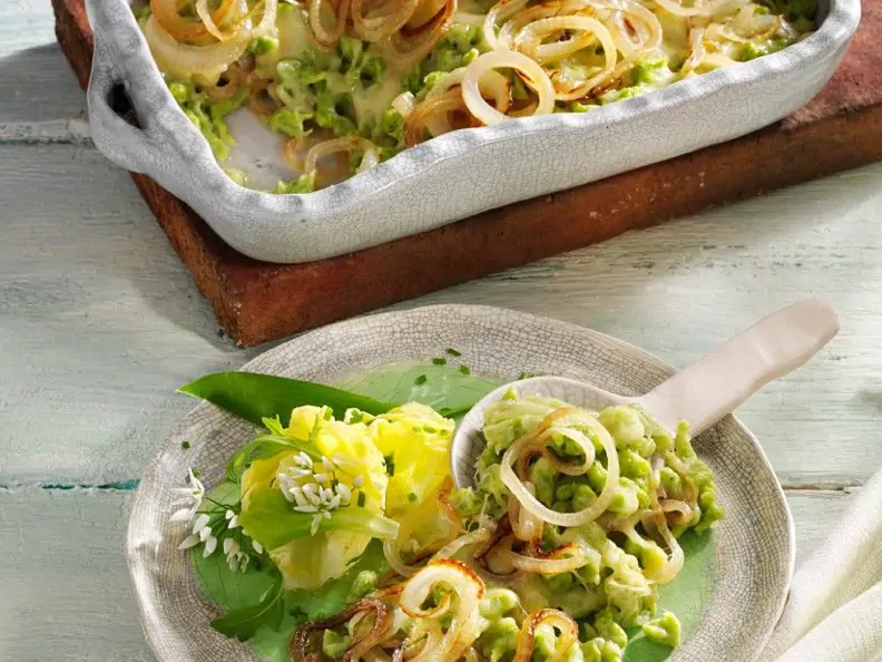 Käsespätzle mit Bärlauch und Zwiebeln