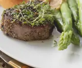 Pfeffersteak mit Spargel und Kartoffelchips