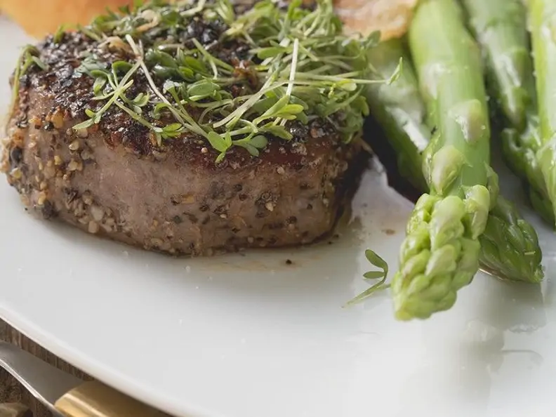 Pfeffersteak mit Spargel und Kartoffelchips