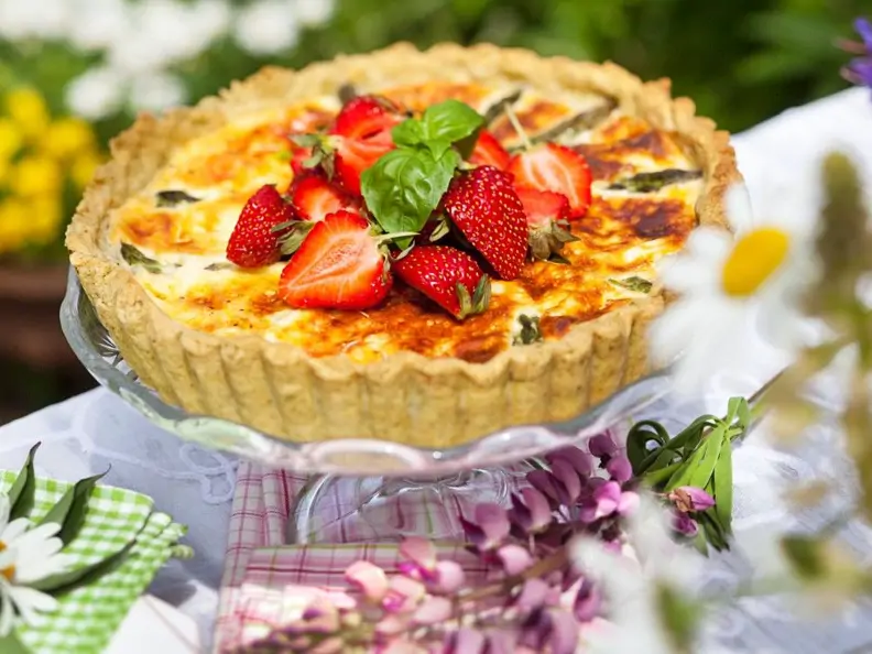 Pikanter Spargel-Erdbeer-Kuchen