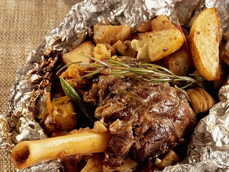 Griechische Lammhaxe in Folie gebraten