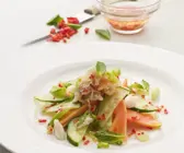 Scharfer Salat mit Gurke, Krabben, Papaya