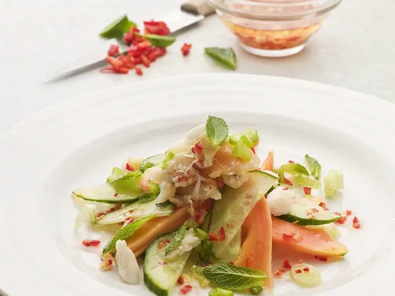 Scharfer Salat mit Gurke, Krabben, Papaya