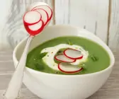 Brokkolisuppe mit Radieschen