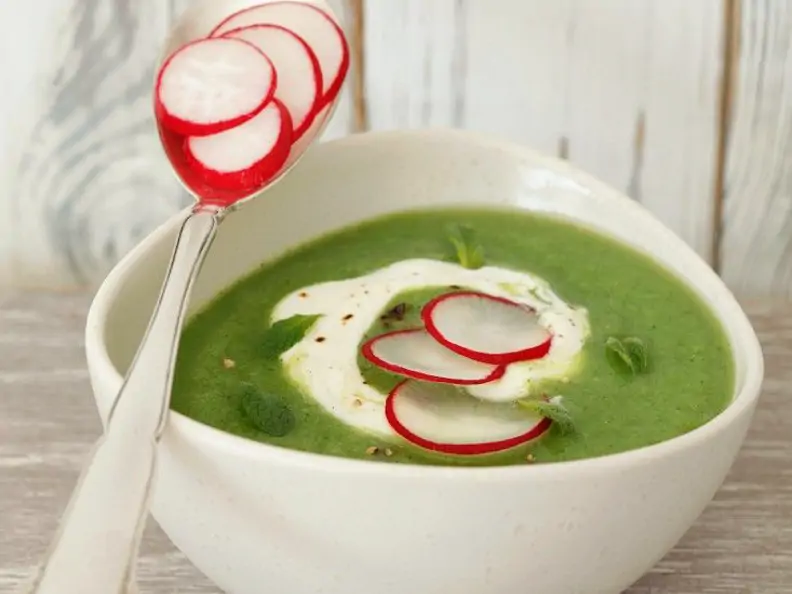 Brokkolisuppe mit Radieschen